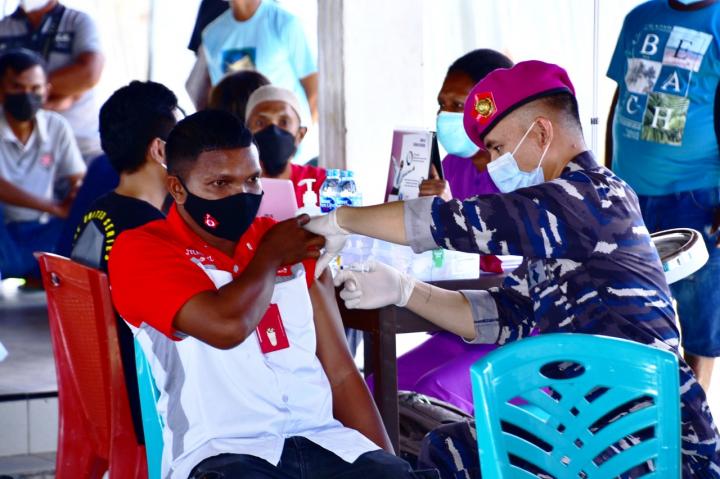 Tak Kenal Lelah, Korps Marinir TNI AL Laksanakan Serbuan Vaksin ke Masyarakat Distrik Aimas
